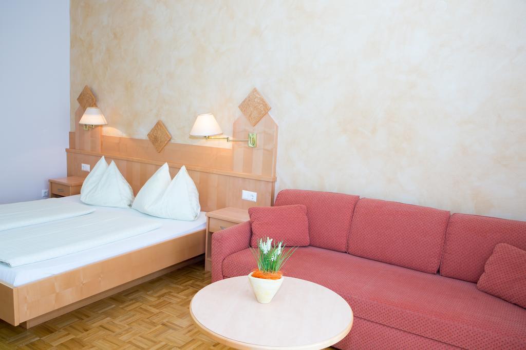 Hotel Restaurant Thadeushof Techelsberg エクステリア 写真